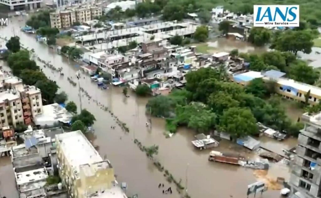 Ground reoprt: बाढ़ से बेहाल गुजरात, पानी ने लोगों को घरों में किया कैद; ndrf जुटी मदद में