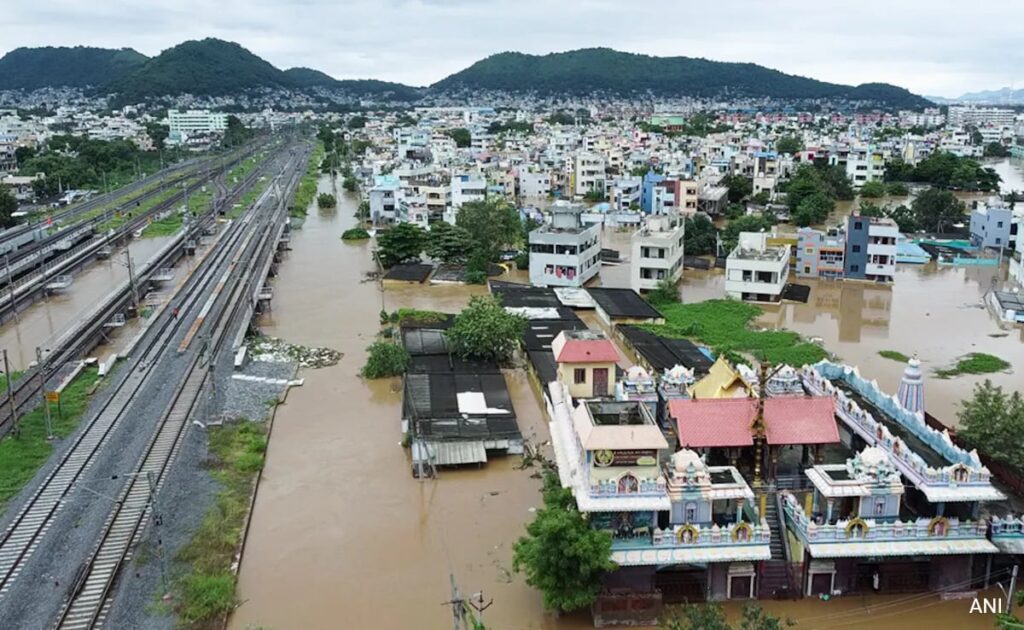 आंध्र और तेलंगाना में भारी बारिश से कई लोगों की मौत, 100 से अधिक ट्रेनें रद्द; कई इलाके जलमग्न
