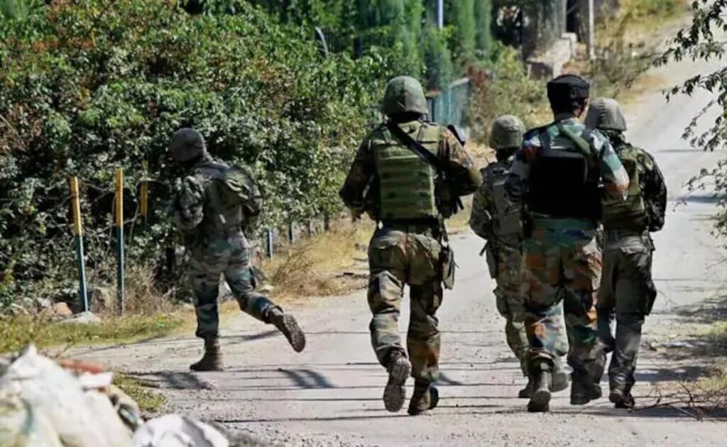 जम्मू कश्मीर में आतंकवादियों के साथ मुठभेड़ में एक पुलिसकर्मी शहीद, एक घायल