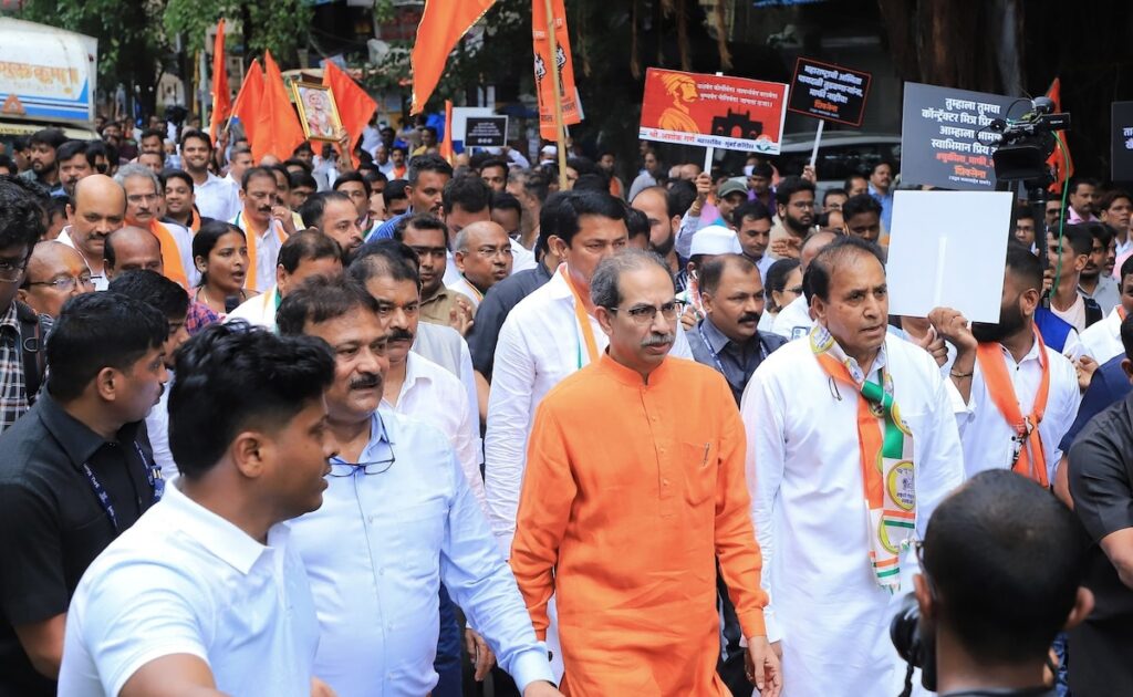महाराष्ट्र में शिवाजी पर सियासत! सड़क पर उतरे उद्धव सहित mva के दिग्गज नेता, जानें क्यों भड़के cm शिंदे