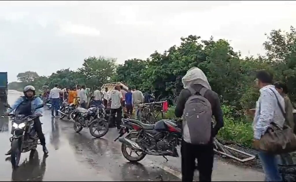 हाथरस : तेरहवीं का भोज खाकर लौट रहे थे, बस से हुई टक्कर, पिकअप में सवार 12 की मौत