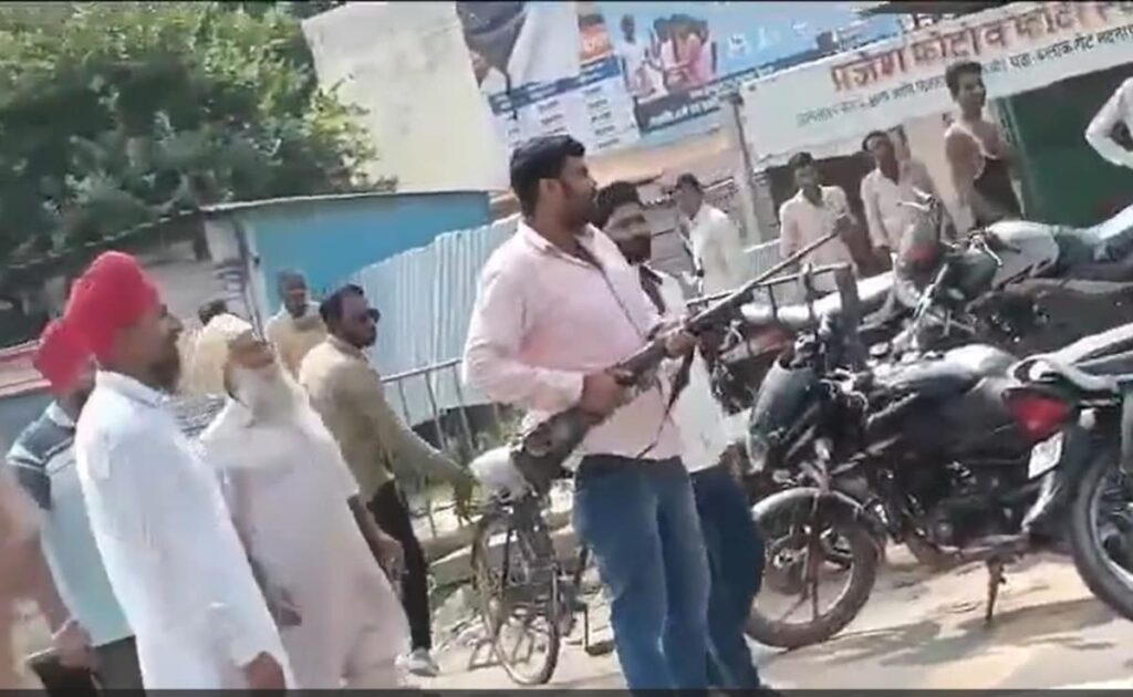 उत्तर प्रदेश : थाने के सामने गुंडों ने बंदूकें लहराते हुए की फायरिंग, घटना का वीडियो वायरल