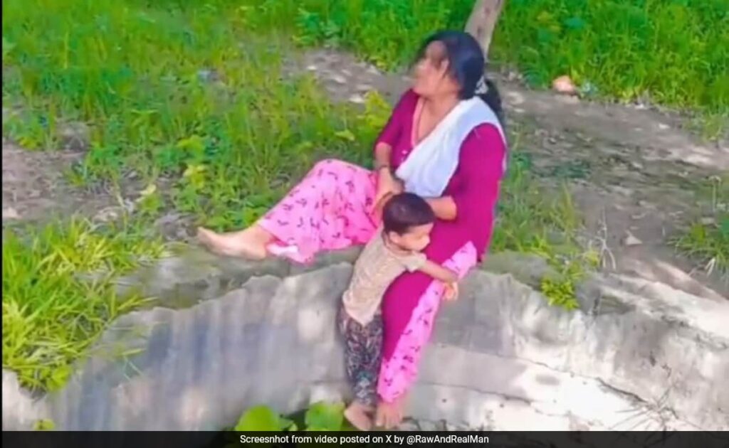 बच्चे को कुएं में लटका कर Reel बना रही थी महिला, पैर पकड़कर टंगा रहा मासूम, Video देख भड़के लोग, बोले जेल में डालो इसे