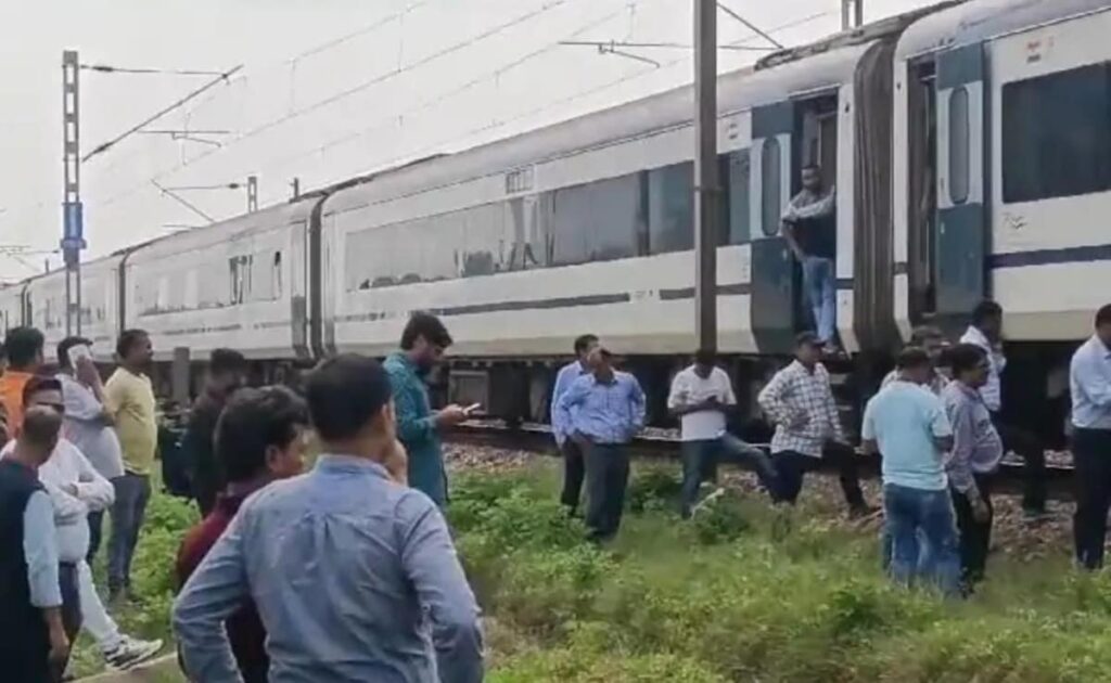 दिल्ली से बनारस जा रही वंदे भारत इटावा में रुकी, जानें वजह