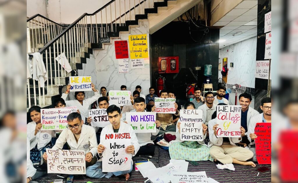 'ना लेक्चरर, ना क्लासरूम', 20 दिनों से धरने पर बैठे हैं दिल्ली एम्स के ऑप्टोमेट्री के छात्र; बोले 'हमारे साथ भेदभाव...'