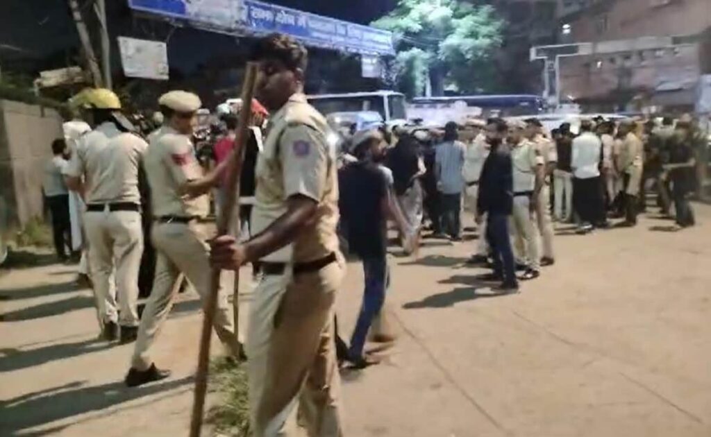 दिल्‍ली के शाही ईदगाह इलाके में लगाई जा रही रानी लक्ष्मीबाई की मूर्ति, फेक मैसेज पढ़ विरोध प्रदर्शन करने पहुंचे लोग