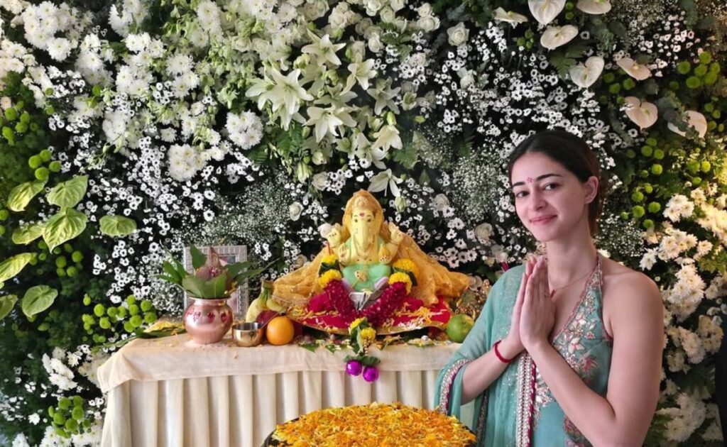 Ganesh chaturthi 2024: अनन्या पांडे ने अपने घर किया बप्पा का स्वागत, मम्मी पापा के साथ शेयर की फोटो