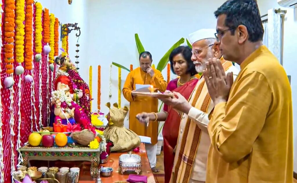 Pm मोदी और cji की गणेश पूजा पर उठाए सवाल, तो bjp ने कांग्रेस को दिखाया मनमोहन की इफ्तार पार्टी का फोटो