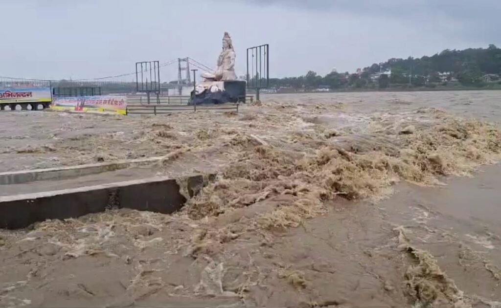 उत्तराखंड में बारिश से तबाही, 5 लोगों की मौत, पानी में डूबे गंगा घाट
