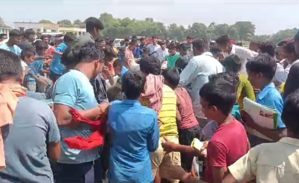 'cm के नाम पर फिश पार्टी...' नीतीश कुमार के जाते ही लोगों ने लूटी सरकारी मछलियां, ताकते रहे अधिकारी, देखें Video