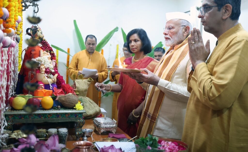 चीफ जस्टिस के घर पर पीएम मोदी ने की गणपति पूजा, विपक्ष बिफरा तो बीजेपी बोली 'बप्पा सद्बुद्धि दें'