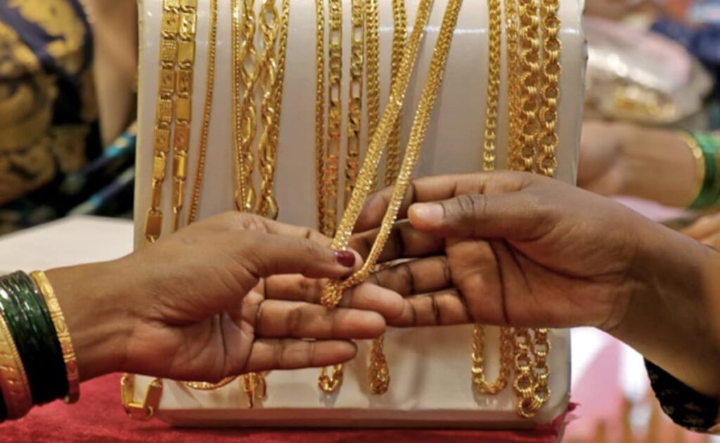 Gold Price Today: आज क्या है सोने चांदी का रेट, खरीदारी से पहले फटाफट चेक कर लें 10 ग्राम सोने का ताजा भाव