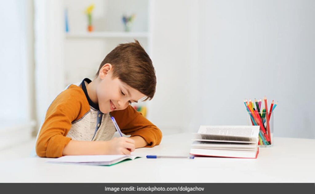 बच्चा दिनभर देखता है टीवी, नहीं करता पढ़ाई और होमवर्क, तो इन ट्रिक्स से सुधारें उसकी आदतें