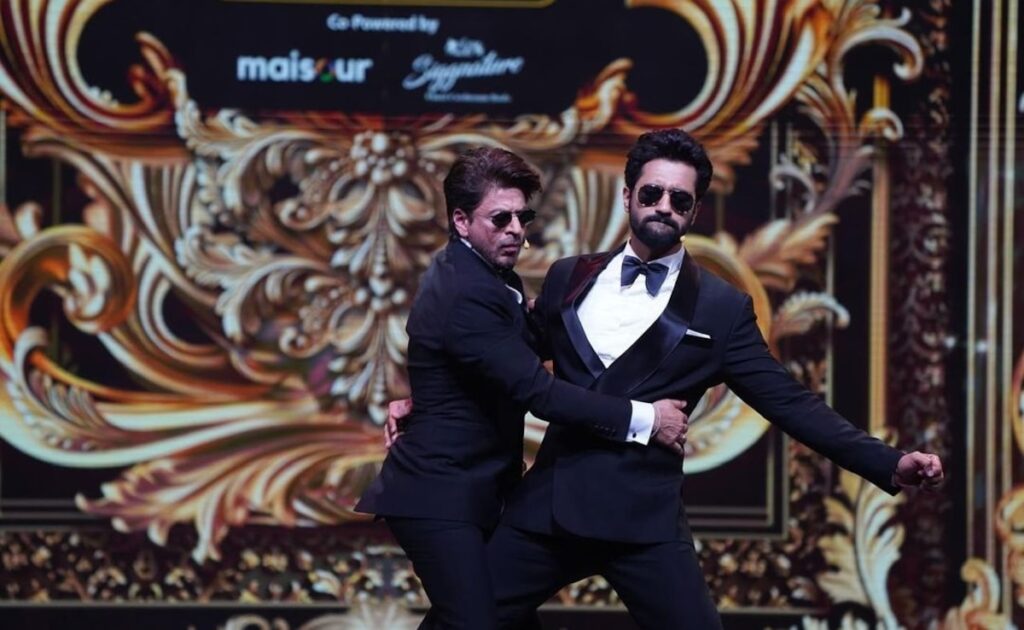 Iifa के स्टेज पर शाहरुख खान बने समांथा और विक्की कौशल बने अल्लू अर्जुन, पुष्पा के ऊ अंटावा गाने पर किया डांस तो लोग हुएं हंस हंसकर लोटपोट
