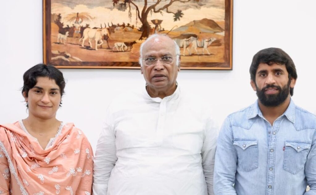 कांग्रेस के टिकट पर चुनावी दंगल में उतरने की तैयारी, विनेश और बजरंग ने रेलवे से दिया इस्तीफा