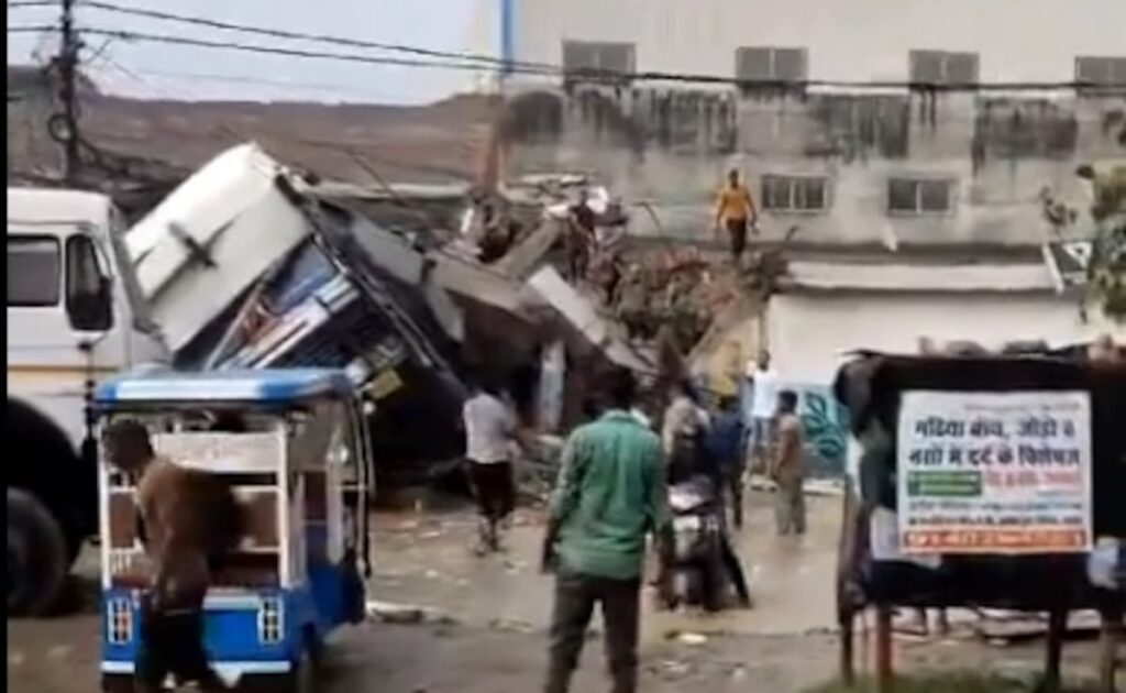 लखनऊ में तीन मंजिला इमारत गिरने से 5 की मौत, 24 लोगों को मलबे से निकाला गया; रेस्क्यू ऑपरेशन जारी