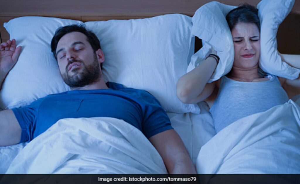 पति के खर्राटों से परेशान हैं तो कर लें यह काम, रोज रोज नहीं खराब होगी नींद 