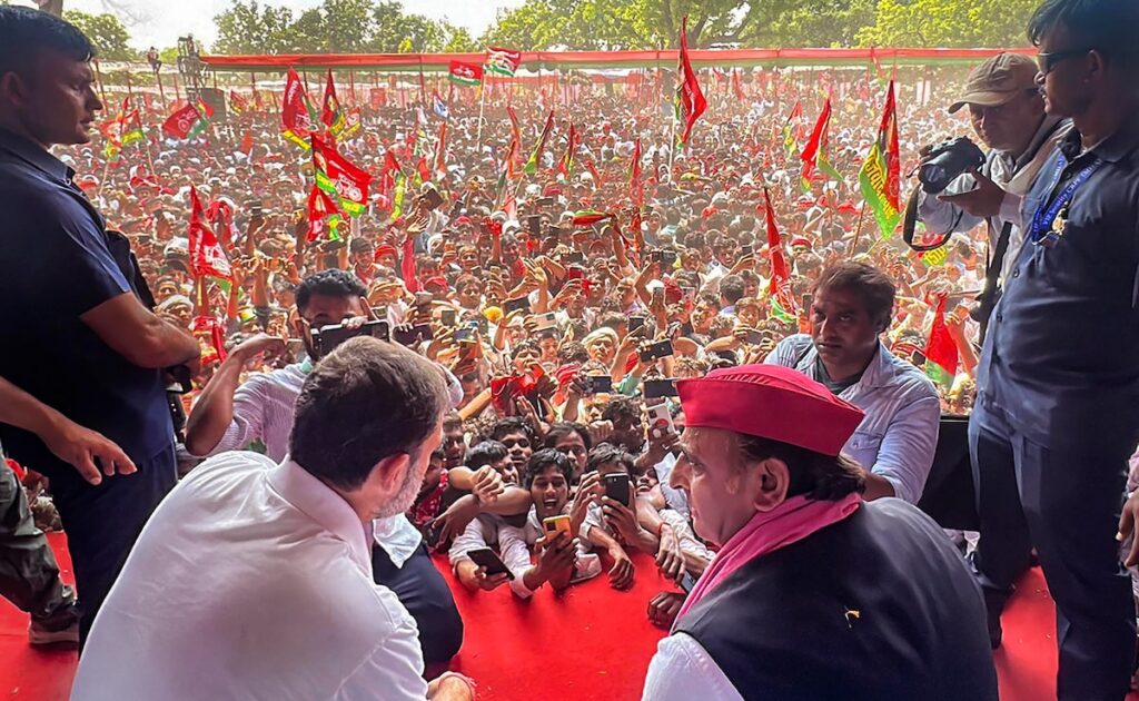 महाराष्‍ट्र में दो, यूपी में लो, अखिलेश का राहुल के लिए 'दो हाथ से ताली' वाला फॉर्मूला
