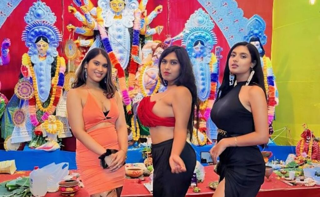 पूजा पंडाल में अटपटे कपड़े पहन पहुंची मॉडल, देखते ही भड़का लोगों का गुस्सा, बोले इसकी इजाजत कैसे दी...
