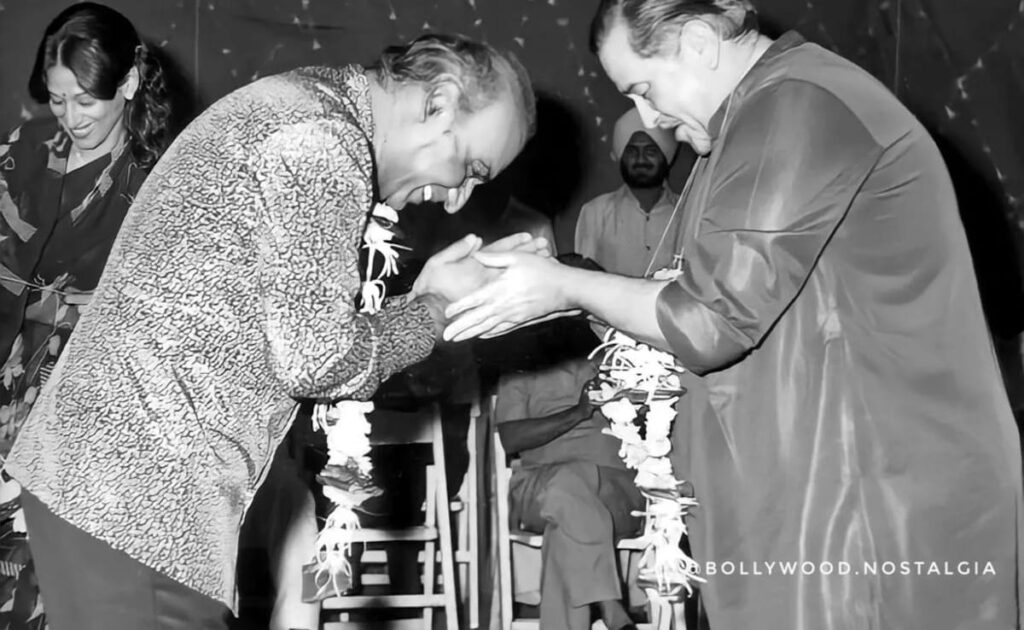 राज कपूर के आगे सिर झुका रहे शख्स हैं असली 'रोमांस किंग', संवारा कई सुपरस्टार्स का करियर, अब पूरे परिवार का है 7500 करोड़ नेटवर्थ