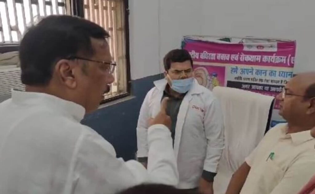 'नेतागिरी बाहर जाकर करो' : अस्‍पताल में सांसद के औचक निरीक्षण के दौरान भिड़ा डॉक्‍टर