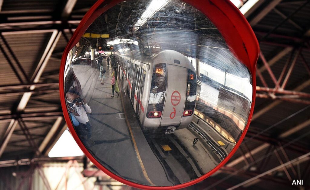ट्रैक पर 2 ड्रोन मिलने के बाद दिल्ली मेट्रो सेवा एक दिन में दो बार प्रभावित हुई