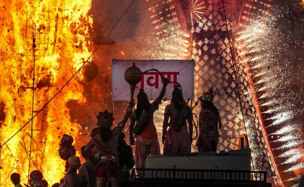 दिल्ली, पटना से लेकर श्रीनगर तक... देखिए कहां कैसे जले दशानन; राष्ट्रपति और प्रधानमंत्री भी दशहरे के उत्सव में हुए शामिल