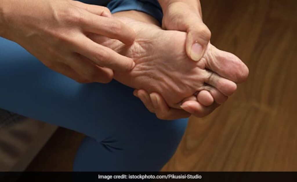 पैरों के तलवों पर होती है जलन, तो इन 6 चीजों से दूर हो सकती है Burning Feet की दिक्कत