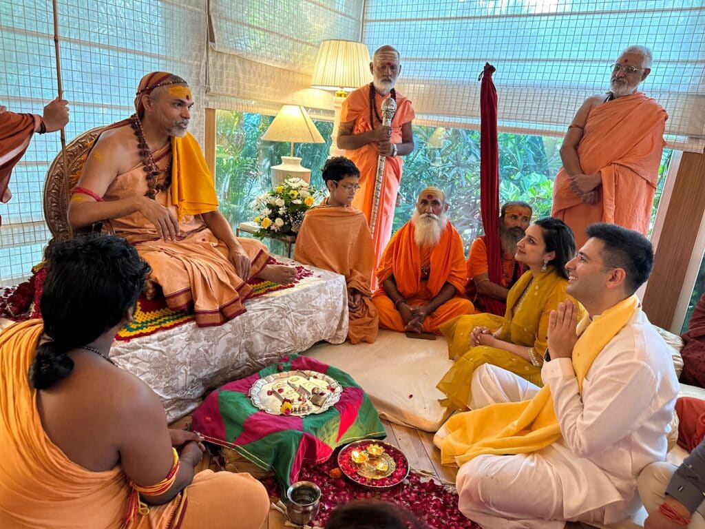 विशेष आमंत्रण पर राघव चड्ढा और परिणीति चोपड़ा के घर पहुंचे शंकराचार्य, दंपति ने किया स्‍वागत