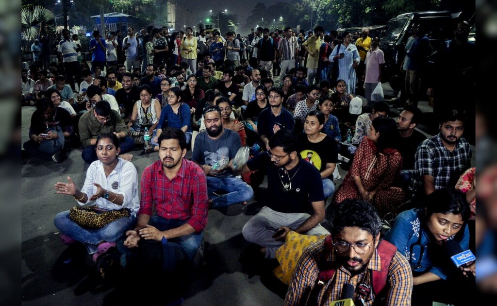 कोलकाता रेप हत्या केस: सरकार से आर पार की लड़ाई के मूड में ट्रेनी डॉक्टर, भूख हड़ताल शुरू