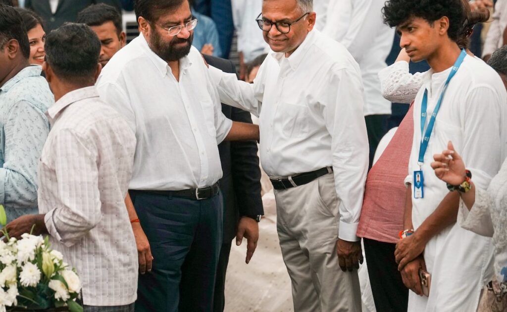 रतन टाटा के निधन पर क्या बोला हमेशा साथ दिखने वाला घुंघराले बालों वाला लड़का?