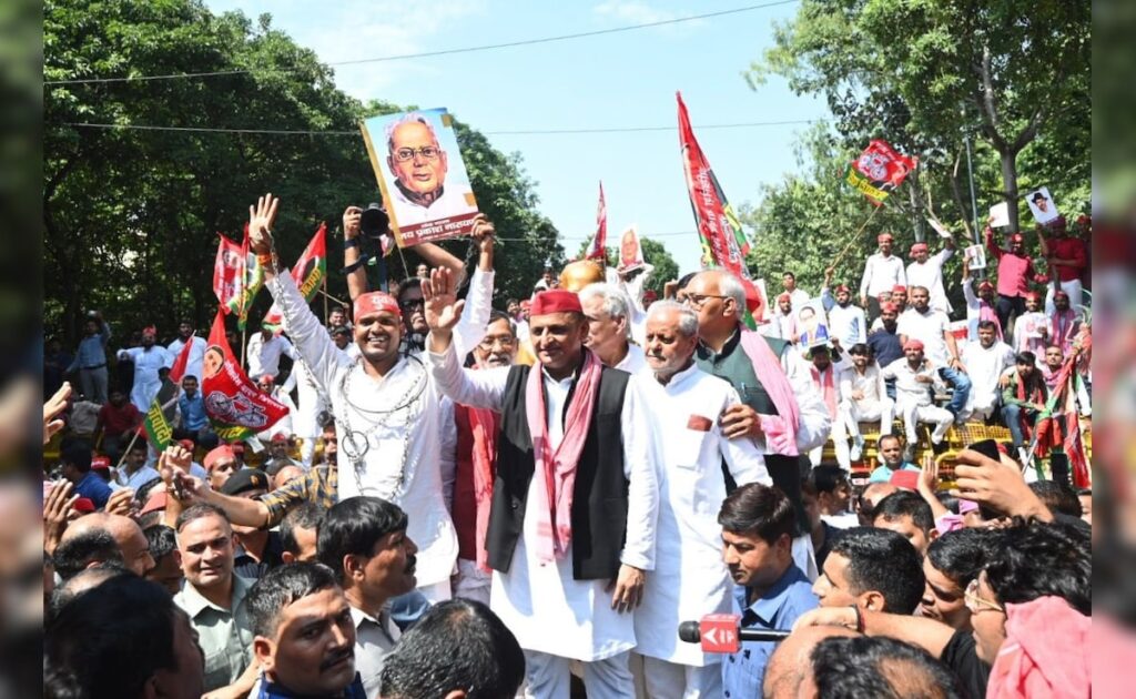 अखिलेश यादव ने अपने घर के पास जयप्रकाश नारायण की प्रतिमा पर माल्यार्पण किया