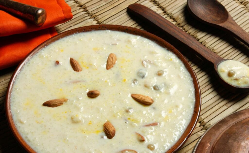 Diwali Puja: दिवाली की पूजा में मां लक्ष्मी को अर्पित करें उनके प्रिय भोग, धन धान्य का वरदान देंगी मां