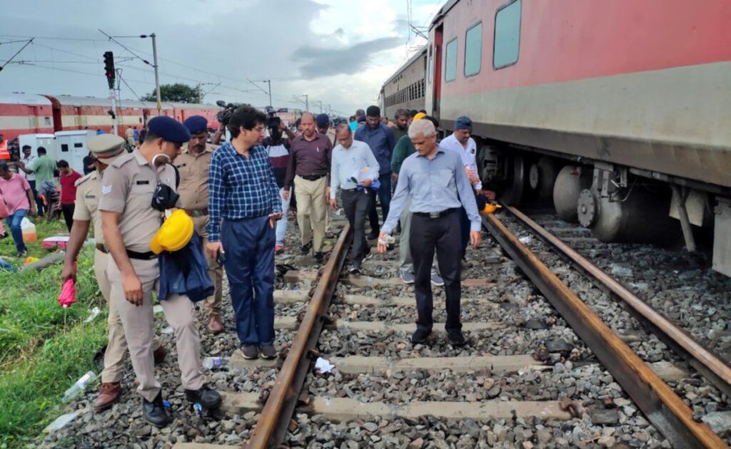 उखड़ी पटरियां...बिखरे डब्बे, तस्वीरों में देखें कितना दर्दनाक था मैसूर दरभंगा एक्सप्रेस हादसा