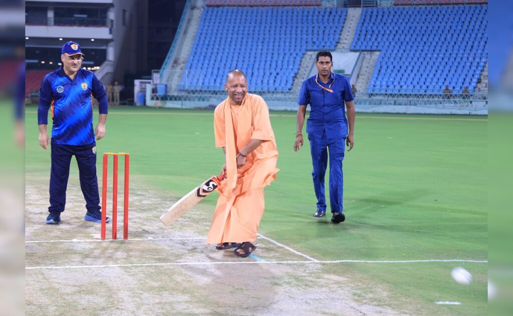 यूपी के मुख्यमंत्री योगी आदित्यनाथ बैट पकड़कर क्रिकेट पर हाथ आजमाते हुए नजर आए
