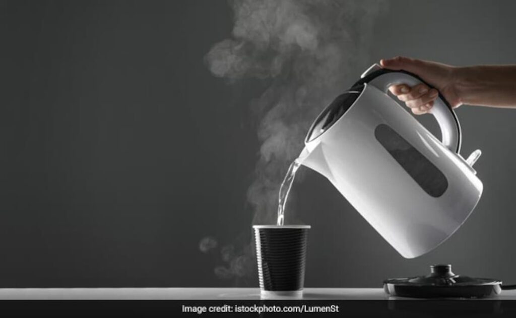 गर्म पानी पीने के 11 फायदे, जान लिए तो आज से ही शुरू कर देंगे पीना