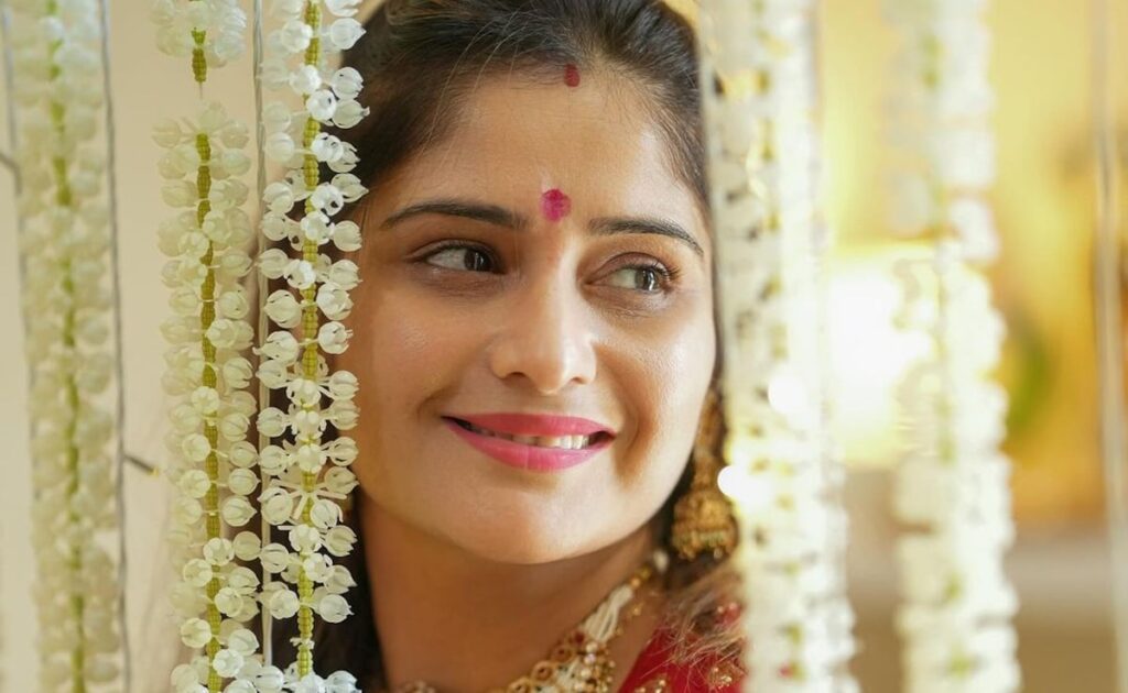 टीवी एक्ट्रेस आरती सिंह मना रही हैं पहला करवा चौथ, हाथ और पैरों में लगवाई दुल्हन जैसी मेहंदी