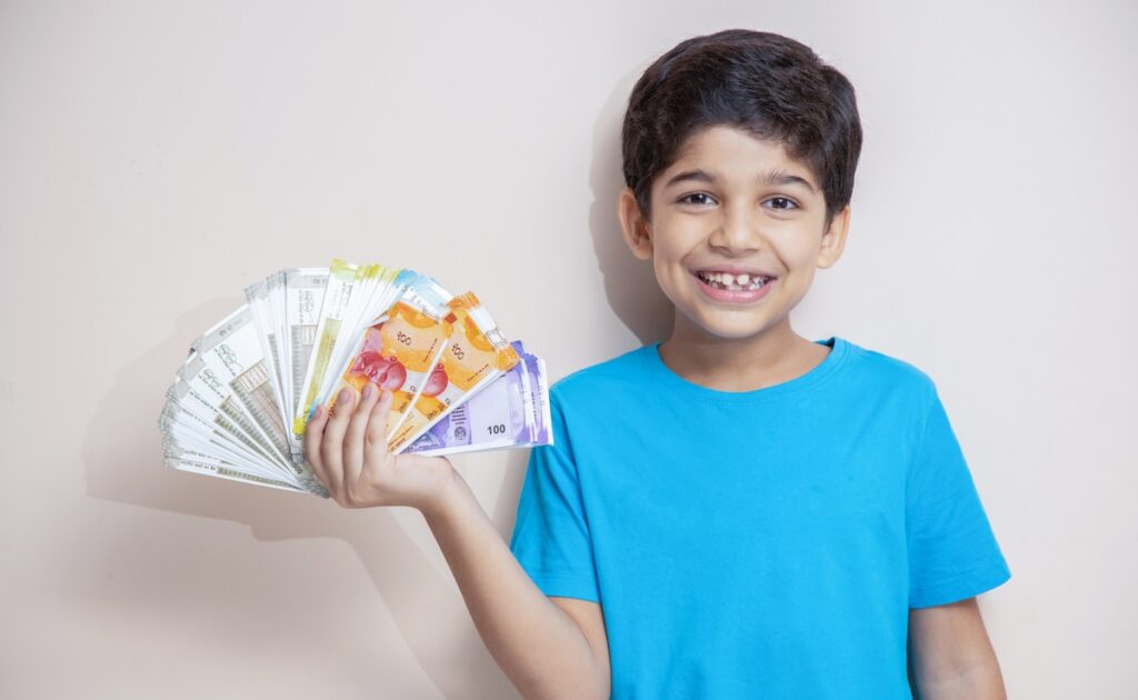 Income Tax Rules: बच्‍चे की कमाई पर कौन करेगा टैक्‍स की भरपाई? जानिए क्‍या है नियम