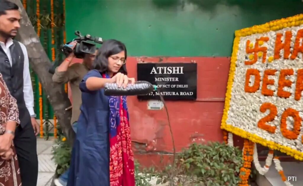 'ये तो सैंपल, टैंकर भर कर लाएंगे'... स्वाति मालीवाल ने दिल्ली की Cm आतिशी के गेट पर डाला गंदा पानी