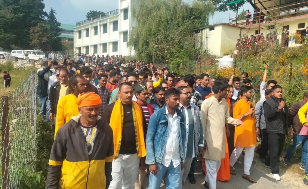 सड़क पर बवाल तो प्रशासन से आम लोगों ने लगाई गुहार, आखिर पिथौरागढ़ में मस्जिद को लेकर ये बवाल क्या है?