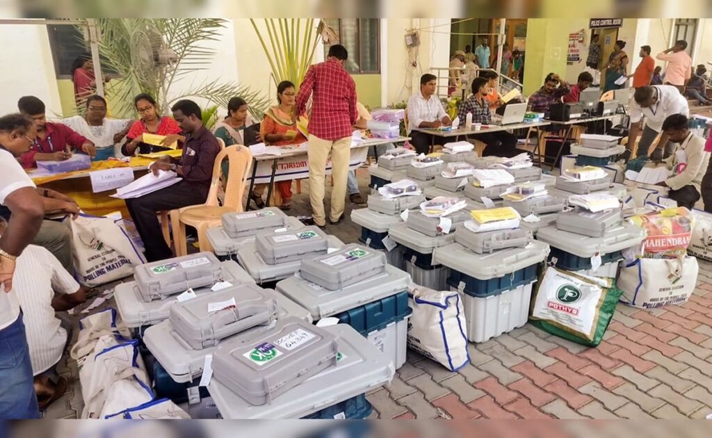 Maharashtra Assembly Election Voting Live: महाराष्ट्र की 288 सीटों पर मतदान शुरू, Rss प्रमुख ने किया मतदान