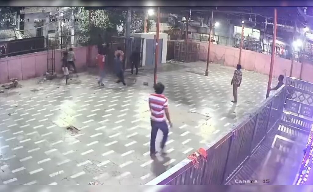 दिल्ली के जहांगीरपुरी में मंदिर में मौजूद लोगों पर पथराव के बाद जबरदस्त हंगामा, जानें पूरा मामला