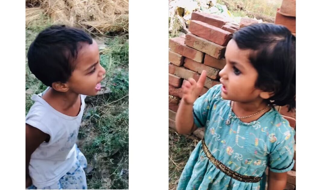 बीच सड़क पर लड़ बैठी दो बच्चियां, देख लोगों का हंस हंसकर हुआ बुरा हाल, बोले समझ कुछ नहीं आया, लेकिन मजा पूरा आया