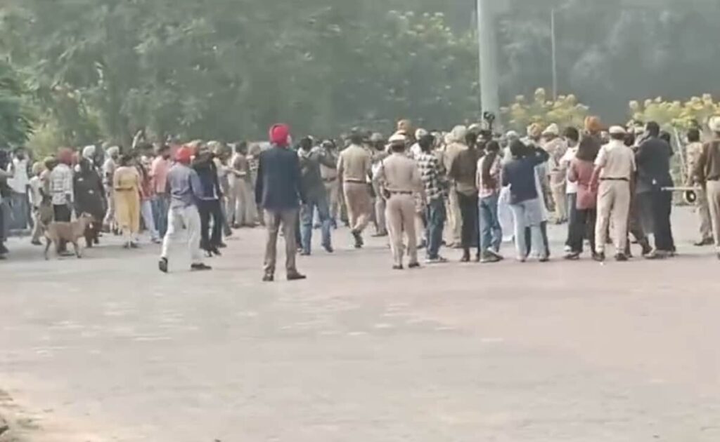 पंजाब यूनिवर्सिटी में छात्रों पर लाठीचार्ज, वीसी के घर का घेराव करने जा रहे थे