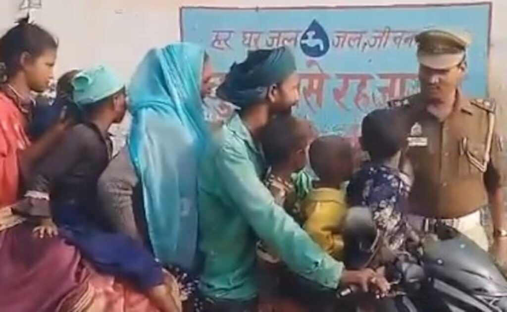 Video: बाइक पर मेला देखने निकला 8 लोगों का परिवार, पुलिसवाले ने भी जोड़ लिए हाथ