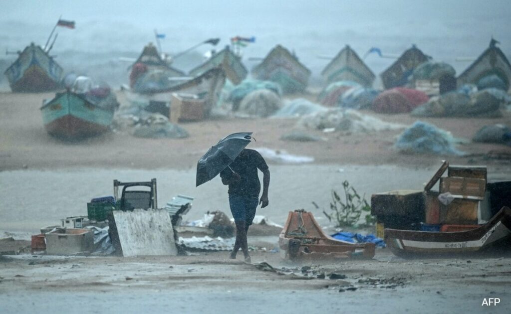 भारी बारिश... तूफानी हवा... हाई अलर्ट, तमिलनाडु पुडुचेरी के समुद्र तट पर पहुंचा चक्रवात 'फेंगल'