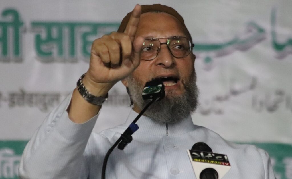 Video: मंच पर दिए गए नोटिस में निकली गलतियां, ओवैसी ने ऐसे उड़ाई महाराष्ट्र पुलिस की खिल्ली