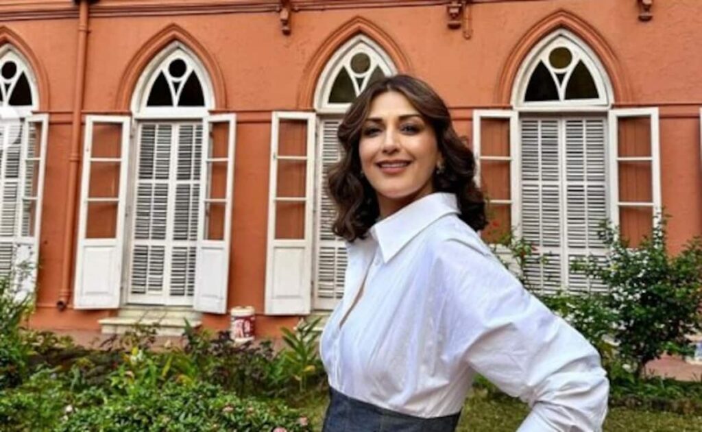 30 साल बाद कॉलेज की गलियों में पहुंचीं सोनाली बेंद्रे, फोटो देख फैन्स बोले आप तो अभी भी कॉलेज गर्ल लगती हैं