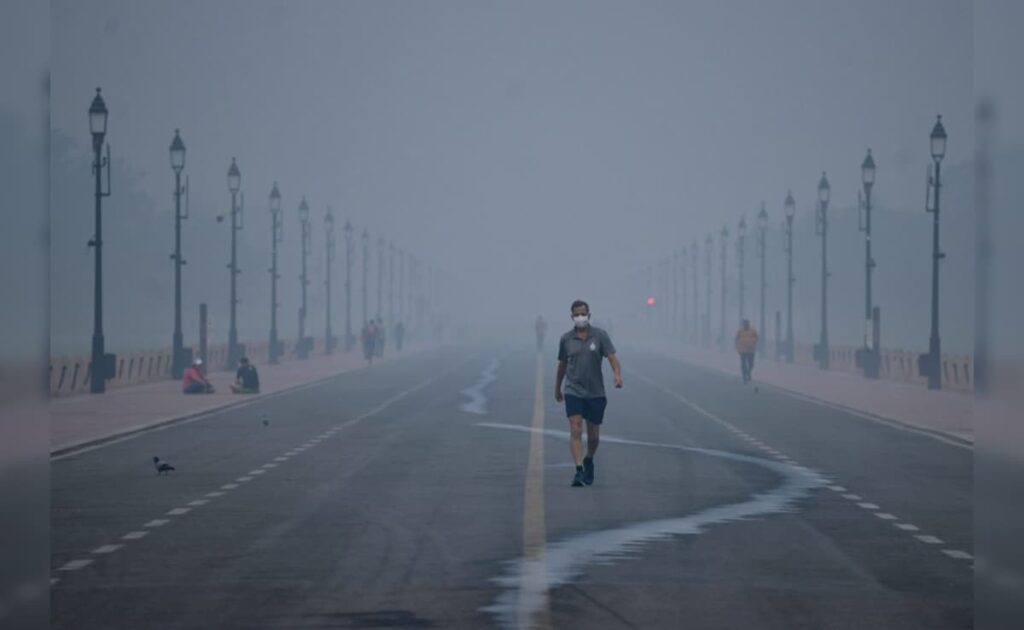 दिल्ली Ncr में धुएं और धूल की परत, सांस लेना हो रहा मुश्किल, Aqi बेहद खराब