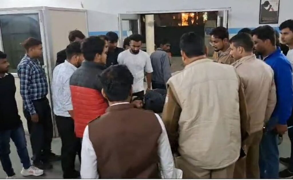 रुड़की में दर्दनाक सड़क हादसा, बारातियों से भरी कार डिवाइडर से टकराई, 4 की मौत